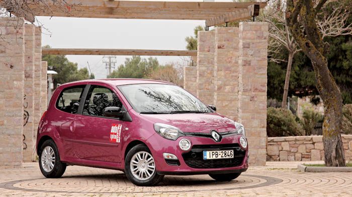 Το Twingo προσφέρεται με 1.200άρη κινητήρα 75 ίππων, ο οποίος εμφανίζει καλές επιδόσεις και έχει χαμηλή κατανάλωση καυσίμου.